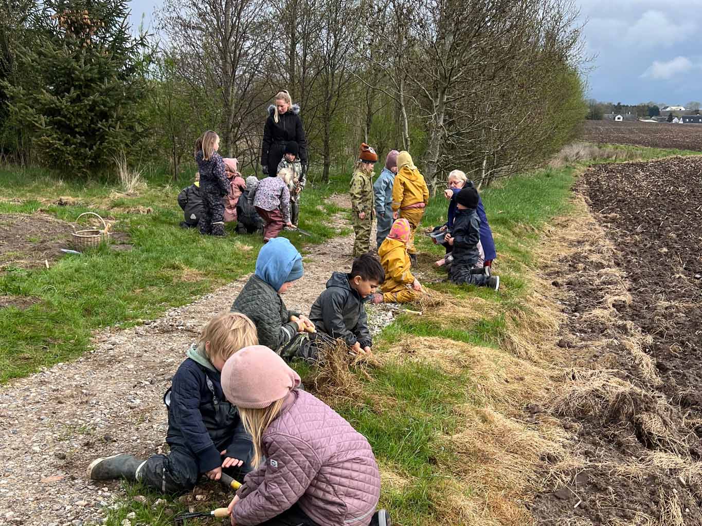Så-tur med børn fra naturbørnehaven Gregers Krabbe